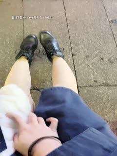 露脸小骚逼一路走一路骚,户外激情露脸真空上阵,马路上人不少奶子上带个乳夹,逼逼夹住AV棒,高潮不断