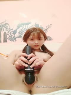 扎着双马尾挺嫩萌妹子大黑牛自慰,全裸近距离特写震动摩擦头部插入,很是诱惑喜欢不要错过第11集