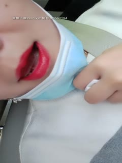 老司机把小姐姐拉到户外找刺激,大车头前面激情啪啪,小嫂子口活棒棒哒,被小哥扒光第03集