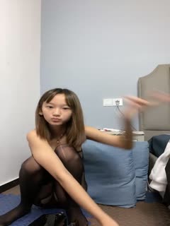 假期快乐露脸学妹穿上丝袜让小哥在逼的位置剪个洞洞调教,玩弄炮击抽插骚穴,享受高速带来的快感表情好骚第03集