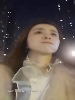 男:大表姐采访一下,想不想被我们三个轮奸,三个人绝对可以满足你。西安大表姐❤️:可以啊,三个有点少,看你们实力了哈哈哈。男厕被三个猛汉视歼、拉姨妈血!第05集