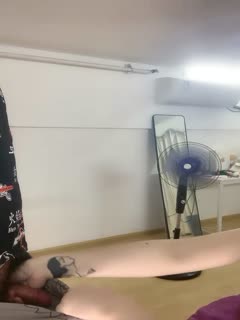 安然:他这里怎么会肿起来啊,我看一下行不行,哇塞好大呀,小哥你觉得我好看吗,射我嘴不准射里面 小哥:不射在里面不舒服!