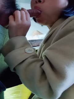 短发露脸风骚少妇跟小哥下象棋,输了脱衣服的,边下边玩奶头子给小哥口交大鸡巴,衣服都没脱完就草上了真骚第01集