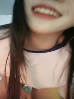 极品呆萌小妹全程露脸陪狼友发骚,在狼友的指挥下脱光看了秒硬,揉奶玩逼看特写舔手指上的淫水撅着屁股发骚第01集