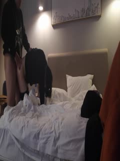 黑寡妇- 黑色玫瑰 -公寓接客:大一骚弟弟出来嫖娼,最后都没发现嫖了个人妖,不过是真漂亮!