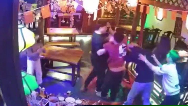 互相看不顺眼直接开打..