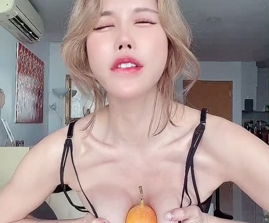 樱桃小口吮指诱惑！极品美乳少女の特别服务时间~