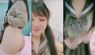 双马尾萝莉穿JK制服撩裙掰穴露紧致嫩逼，肥臀扭动假屌磨蹭淫水狂喷！