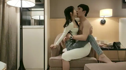 19岁嫩妹互摸调情 蹲姿口交后骑坐猛操 干到哭喊爸爸 激烈高潮音画撕裂