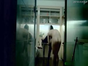 骚货惨遭两猛男轮番狂干，高潮迭起瘫软求饶！