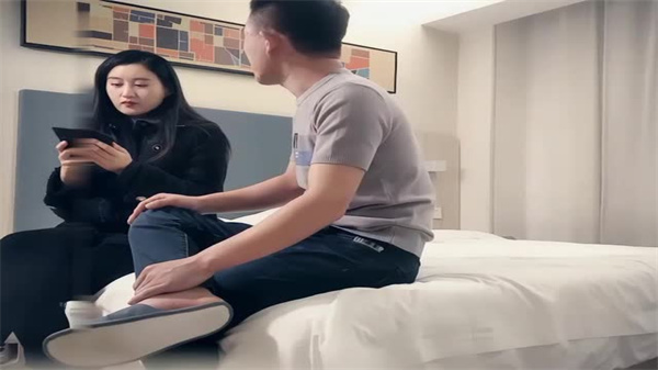 新人兼职御姐黑丝诱惑！刚下海就被扑倒强吻，抓奶狠吸停不下来