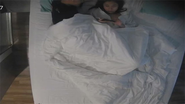 偷拍实录！C杯巨乳女友偷带新欢酒店开房，呻吟声震彻走廊