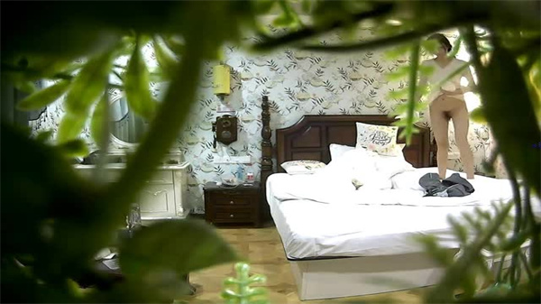 连锁酒店真实偷拍流出:情侣激情开房全程高清实录