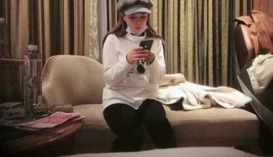 白衣帽子女神穿上情趣内衣骑坐摇摆，翘臀后入猛插，抬腿抽插娇喘连连！