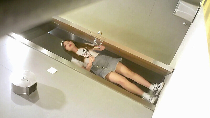 商场女厕全景偷拍！牛仔短裙辣妹忘情玩手机，大黑穴毫无防备任人欣赏