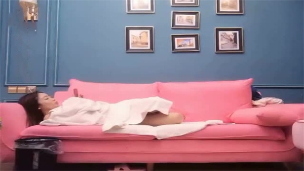 【偷拍流出】重金约炮极品长腿苗条贫乳御姐，沙发激情啪啪狂操内射！