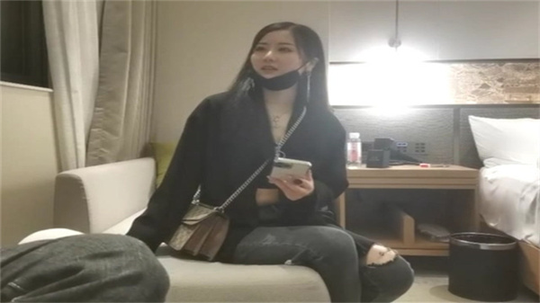 【文轩探花】门票97舞蹈系学妹除夕夜瞒着男友偷情 蜜穴湿透被后入高潮腿颤 学长专属私密服务