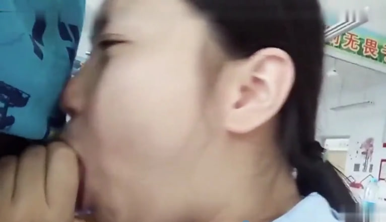 教室诱惑:男友趁无人解开拉链,喂女友享受棒棒激情偷欢!